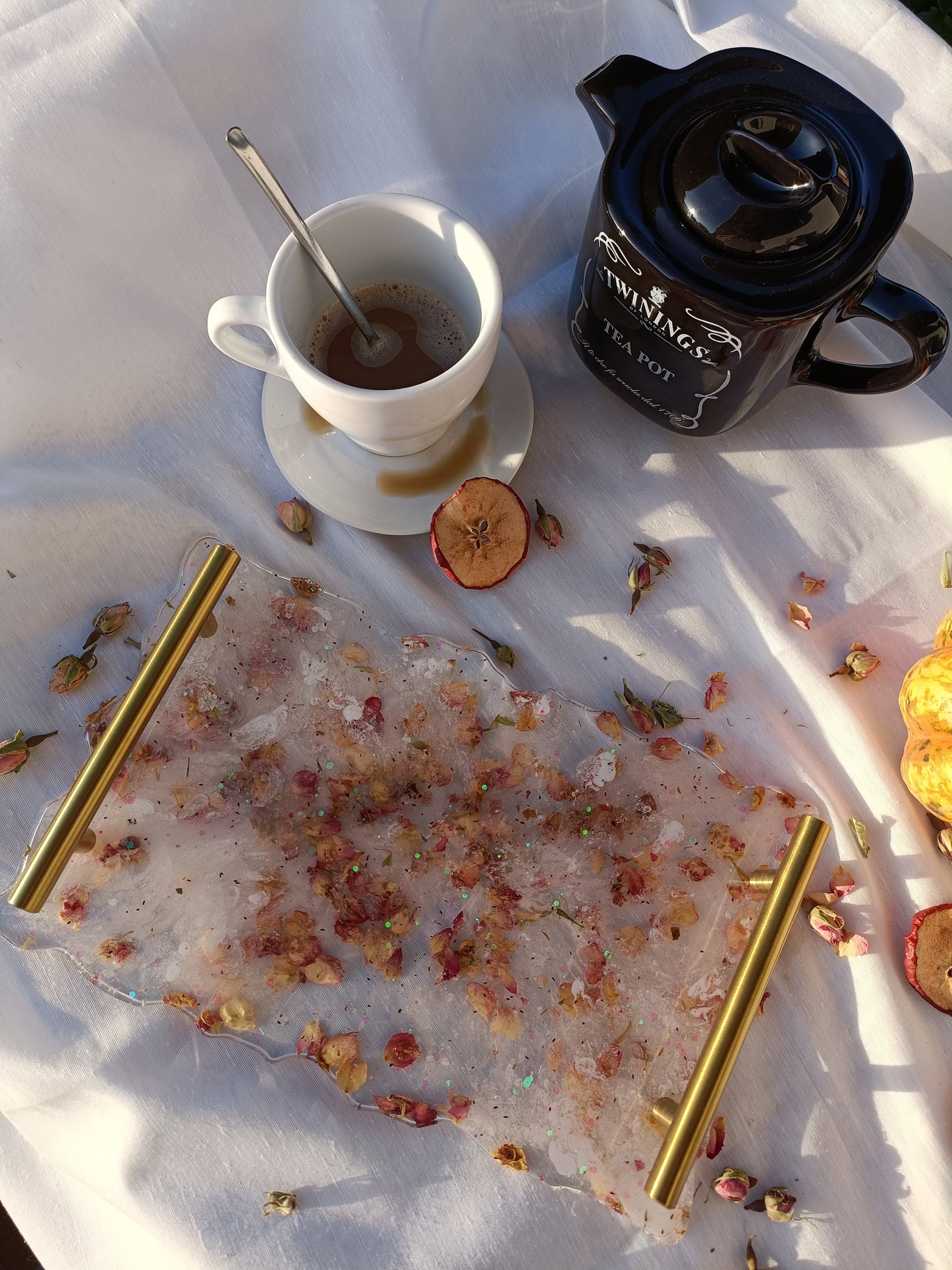 Tray with infusion roses